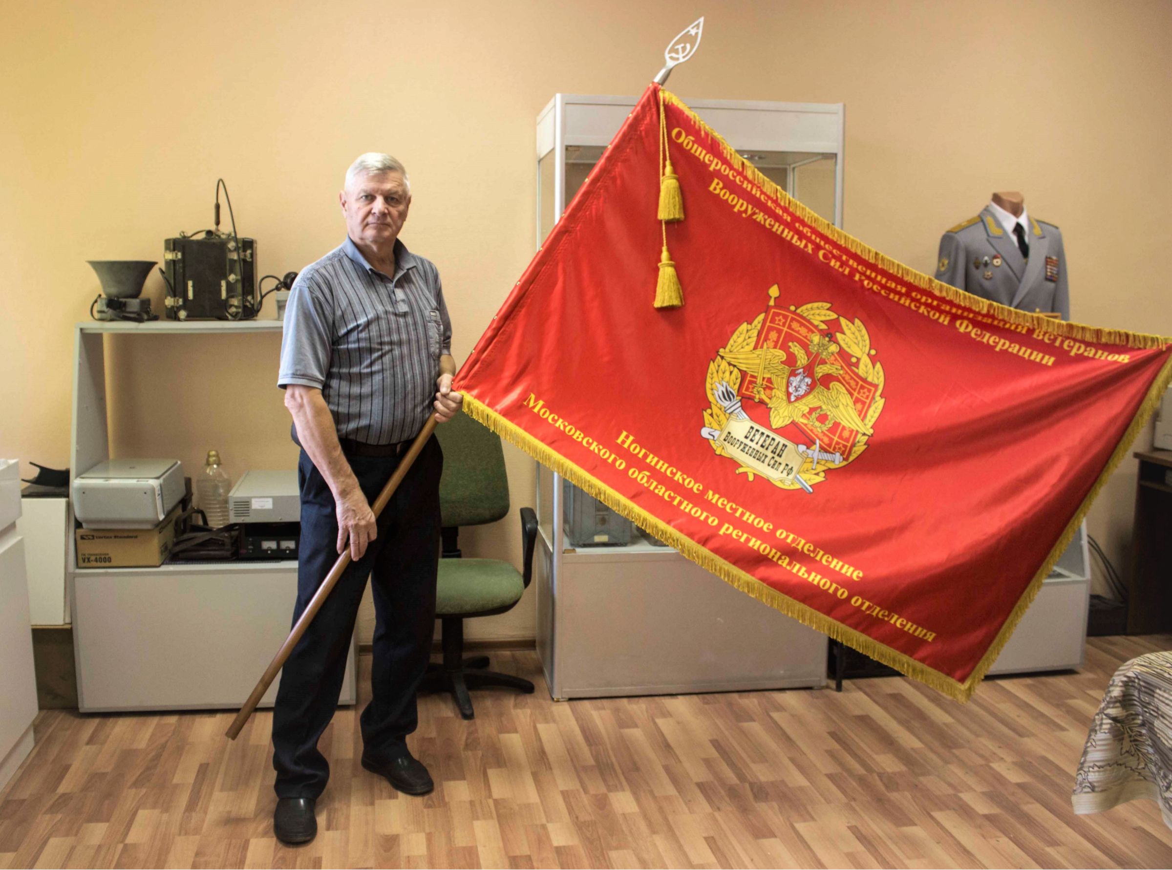 Ветеран подразделения, создатель музея, со знаменем