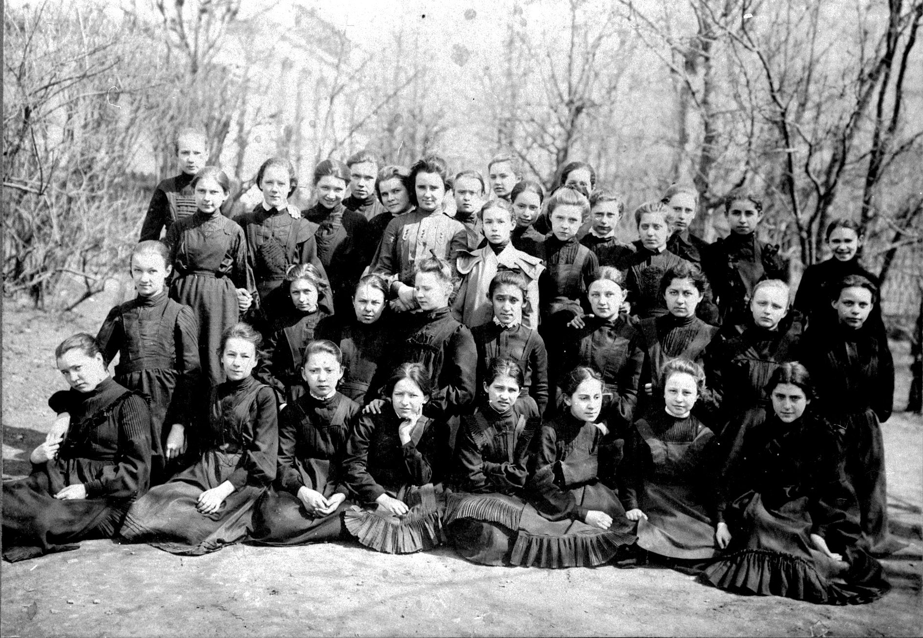 Ученицы Богородской женской прогимназии.  1903 г.