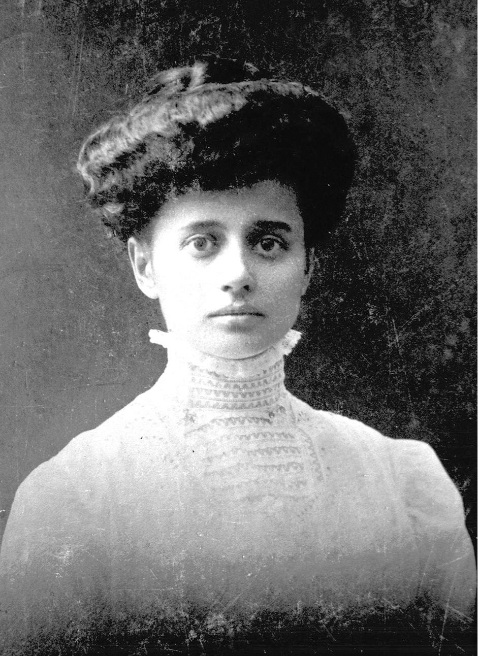 Елена Ивановна  Устинова-Ионинас.  1916 г.