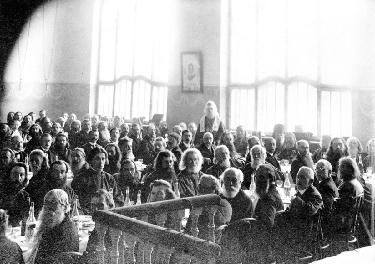 Патриарх Тихон в Богородске.  Трапеза в женской гимназии. Май 1918 г.