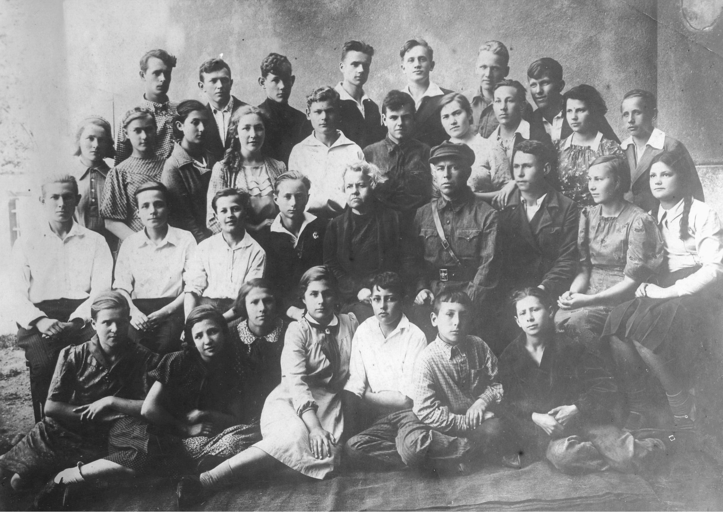 Стрелковый кружок. 1939 год. В центре - директор Екатерина Сергеевна Фомина.