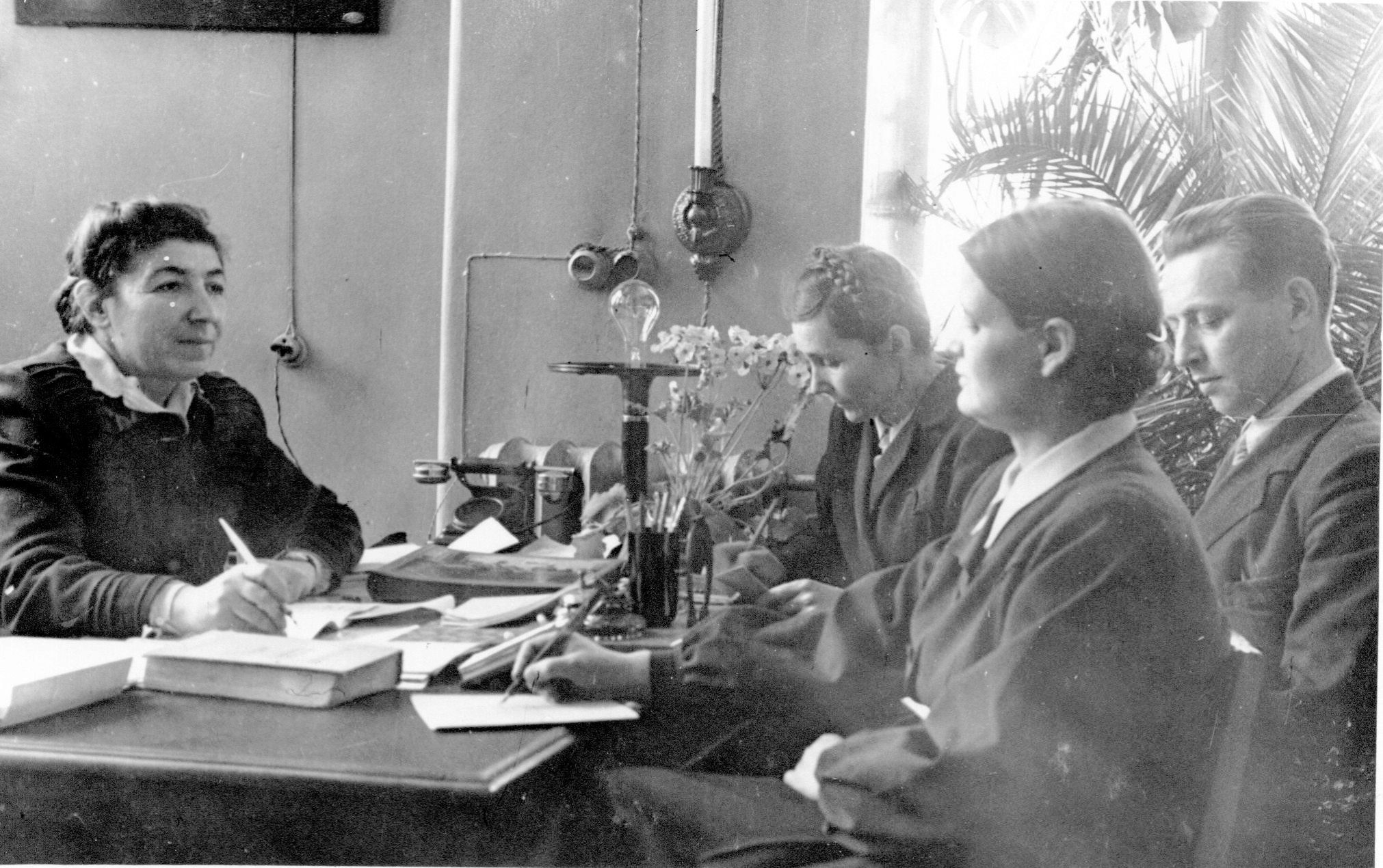 Директор С. М. Новодворская беседует с учителями. 1952 г.
