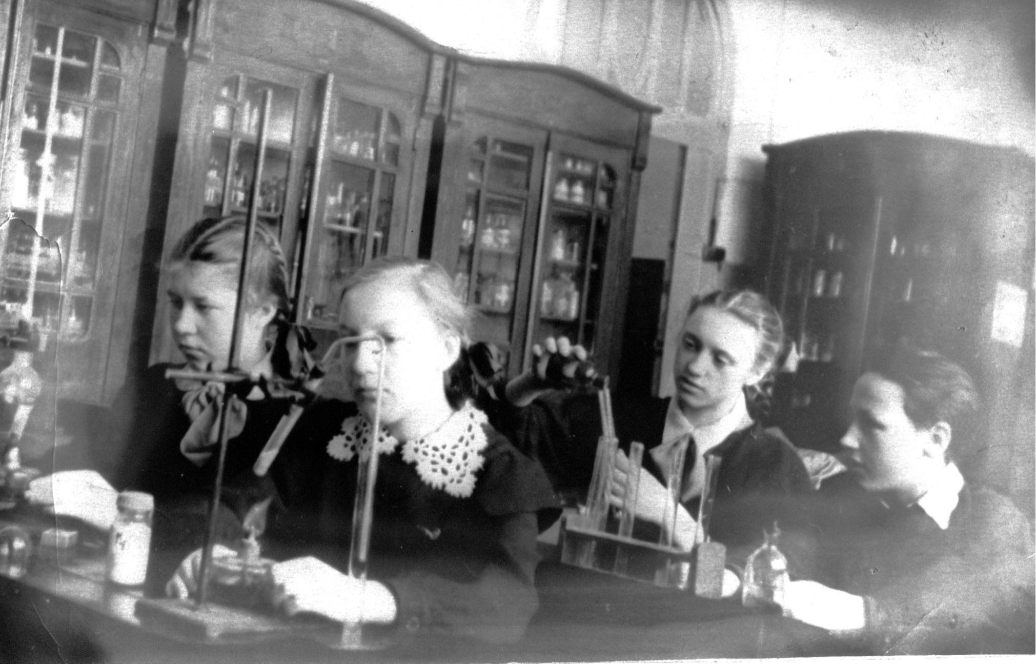 Химический кружок 8”Б” класс. 1958 год. Кудинова, Полозова, Родина, Дубовицкий.