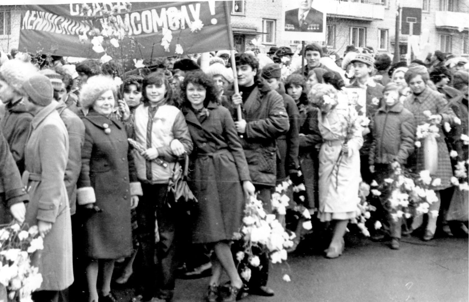 Выпускники 1982 года на демонстрации.