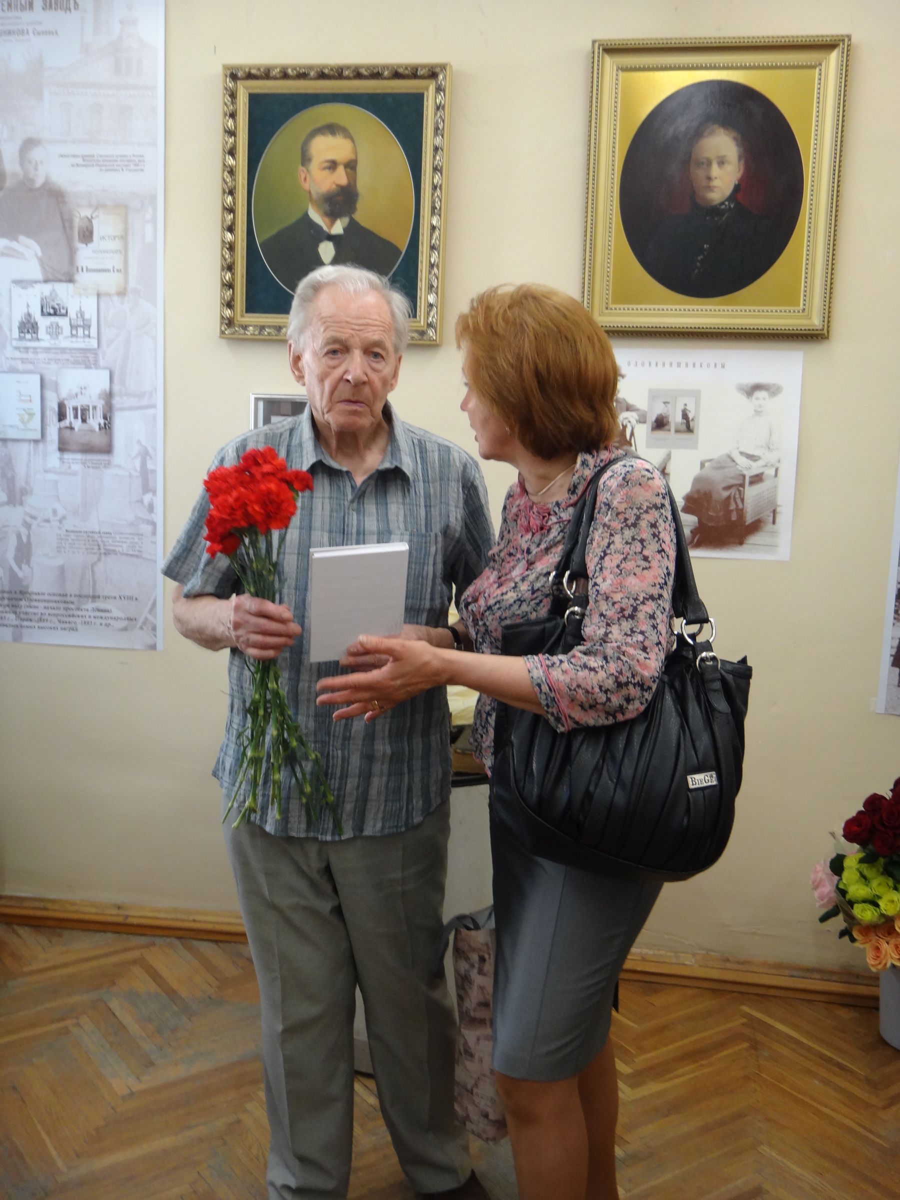 Л. Н. принимает поздравления с юбилеем музея