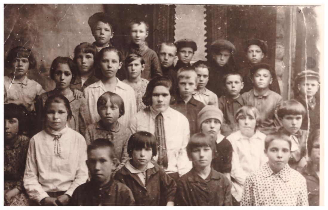 На фото ученики 1921-1923 годов рождения