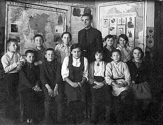 Ученики 4 класса макаровской школы со своими преподавателями В.И.Чемесовым и З.П.Ильиной (1940 год)