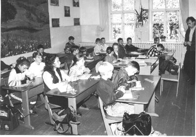Занятия по гражданской обороне в 6 классе ведет учитель А.А.Ткачев, 1995 год