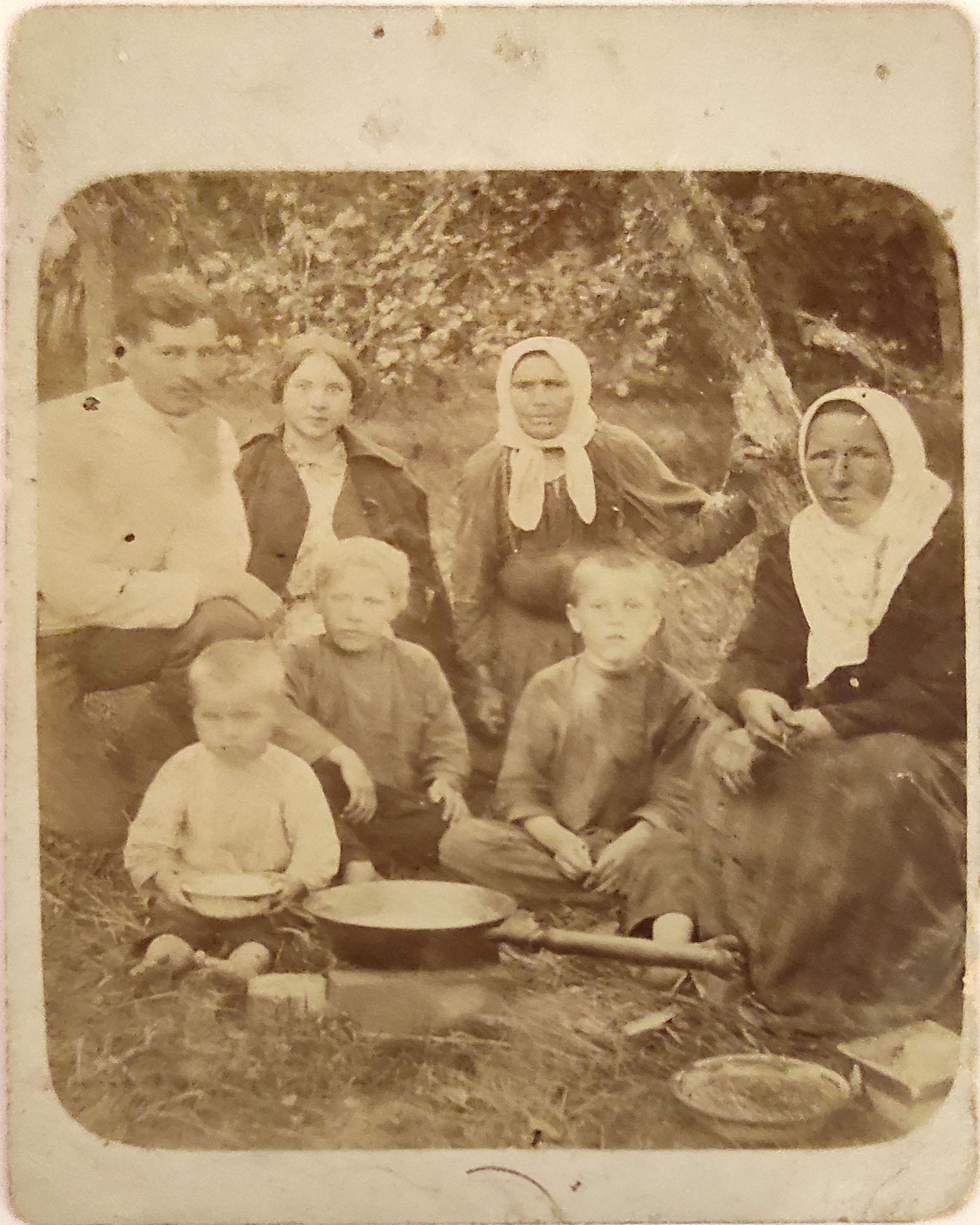 Фотография 1914 года. В саду варят варенье.