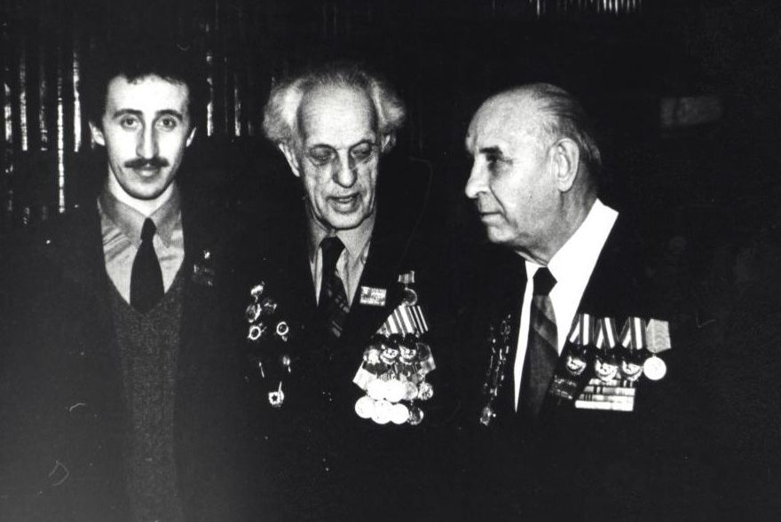 Д. В. Корольков в середине. Слева Е. Голоднов, справа - легендарный  лётчик-земляк чкаловского призыва Н.П. Закокин (1988 г.)