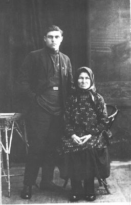 С мамой Матреной Егоровной, 1929 г.
