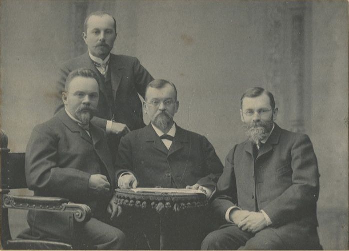  Доверенные лица и управление фабрики Лабзина и Грязнова 1902 г. (первый слева сидит Ануфриев И.Н.)