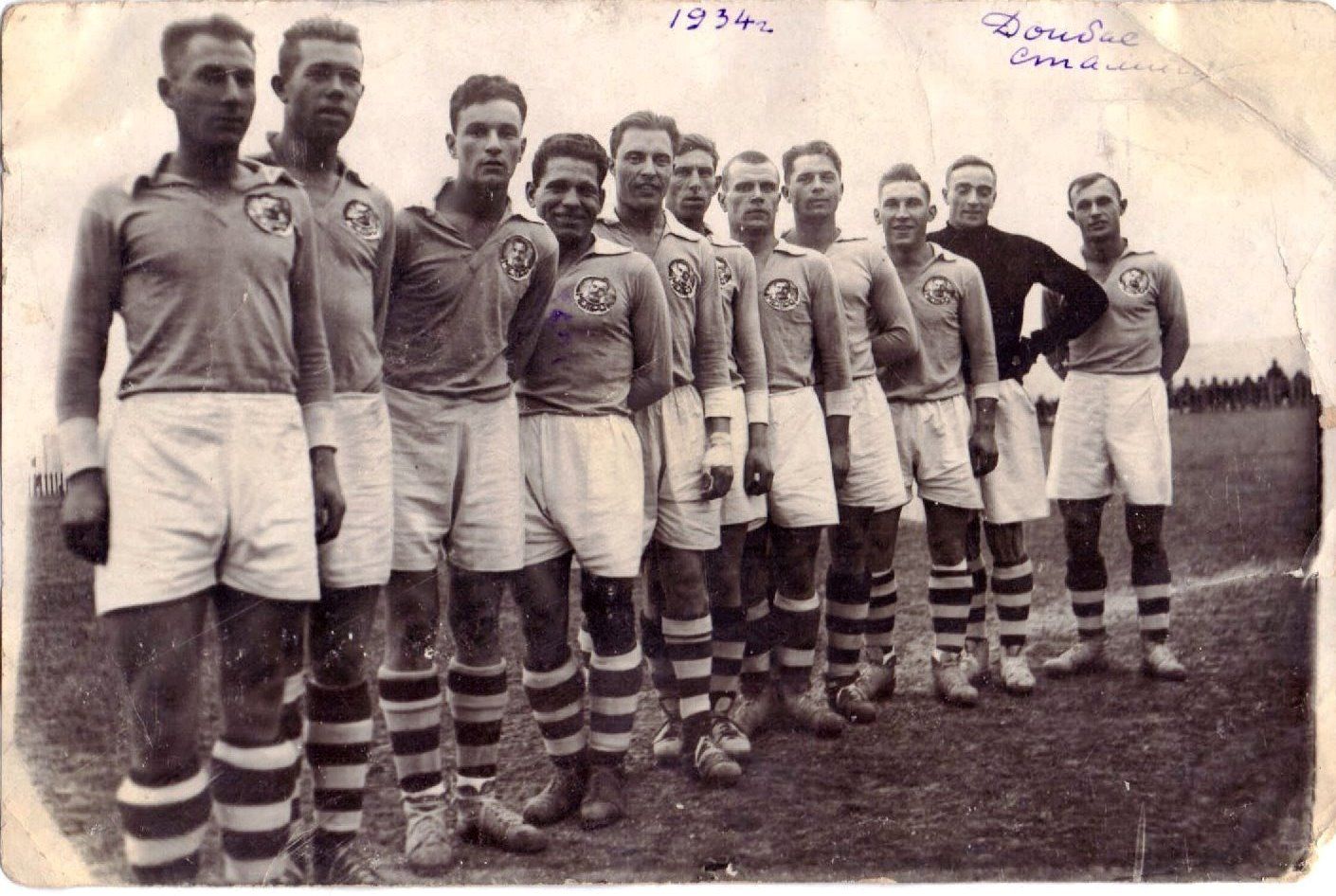 1934 г. П. Тарасов (пятый слева) игрок столичной команды Сталинец