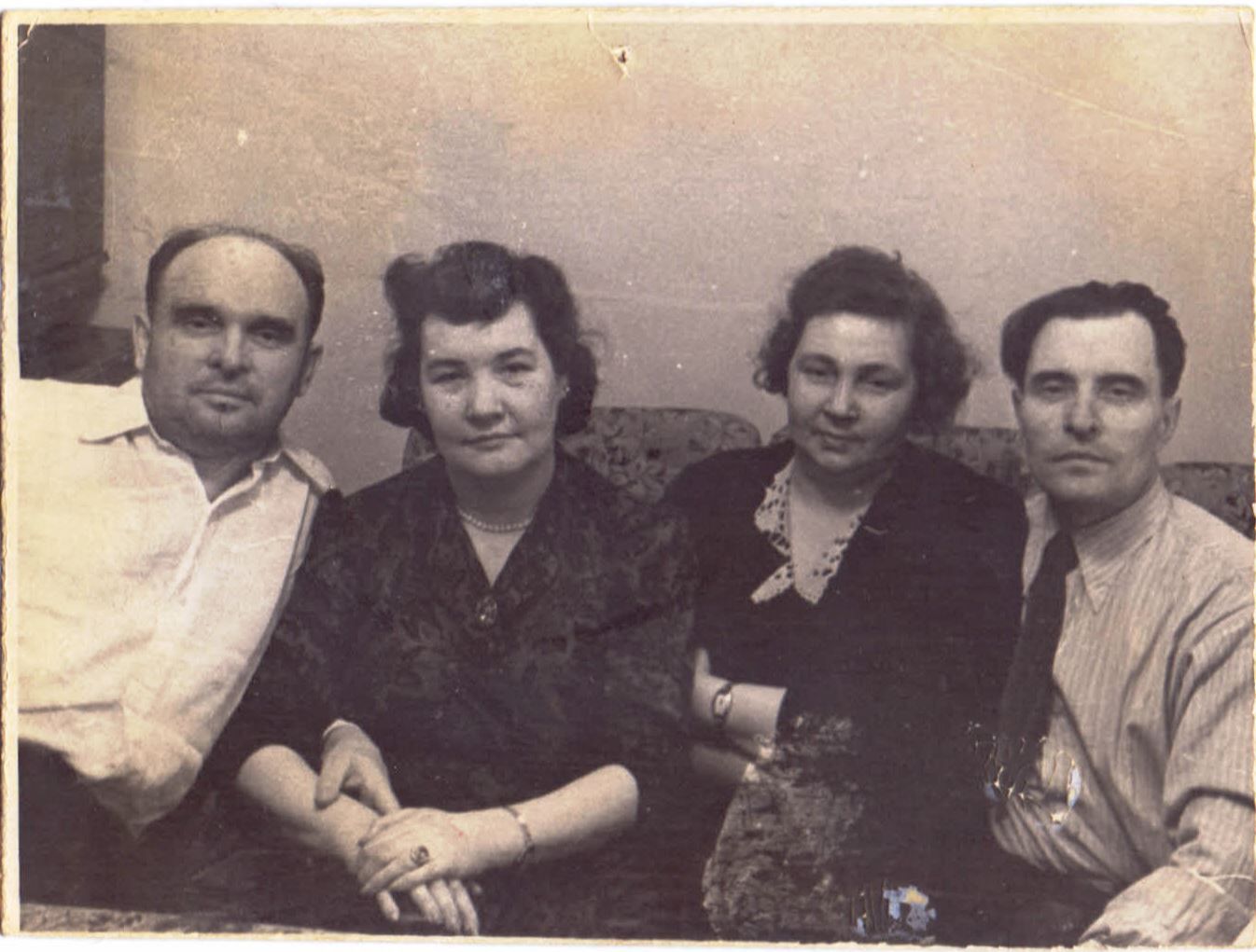 Братья Тарасовы, Николай (слева) и Пётр (справа) с супругами