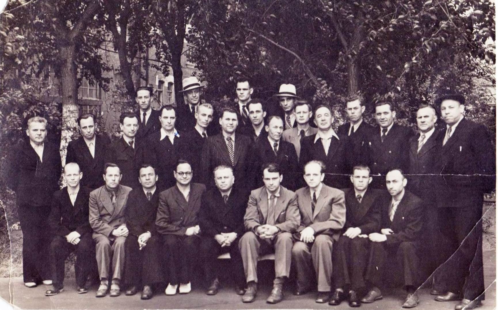 П.Н. Тарасов четвёртый слева (во втором ряду) с коллегами