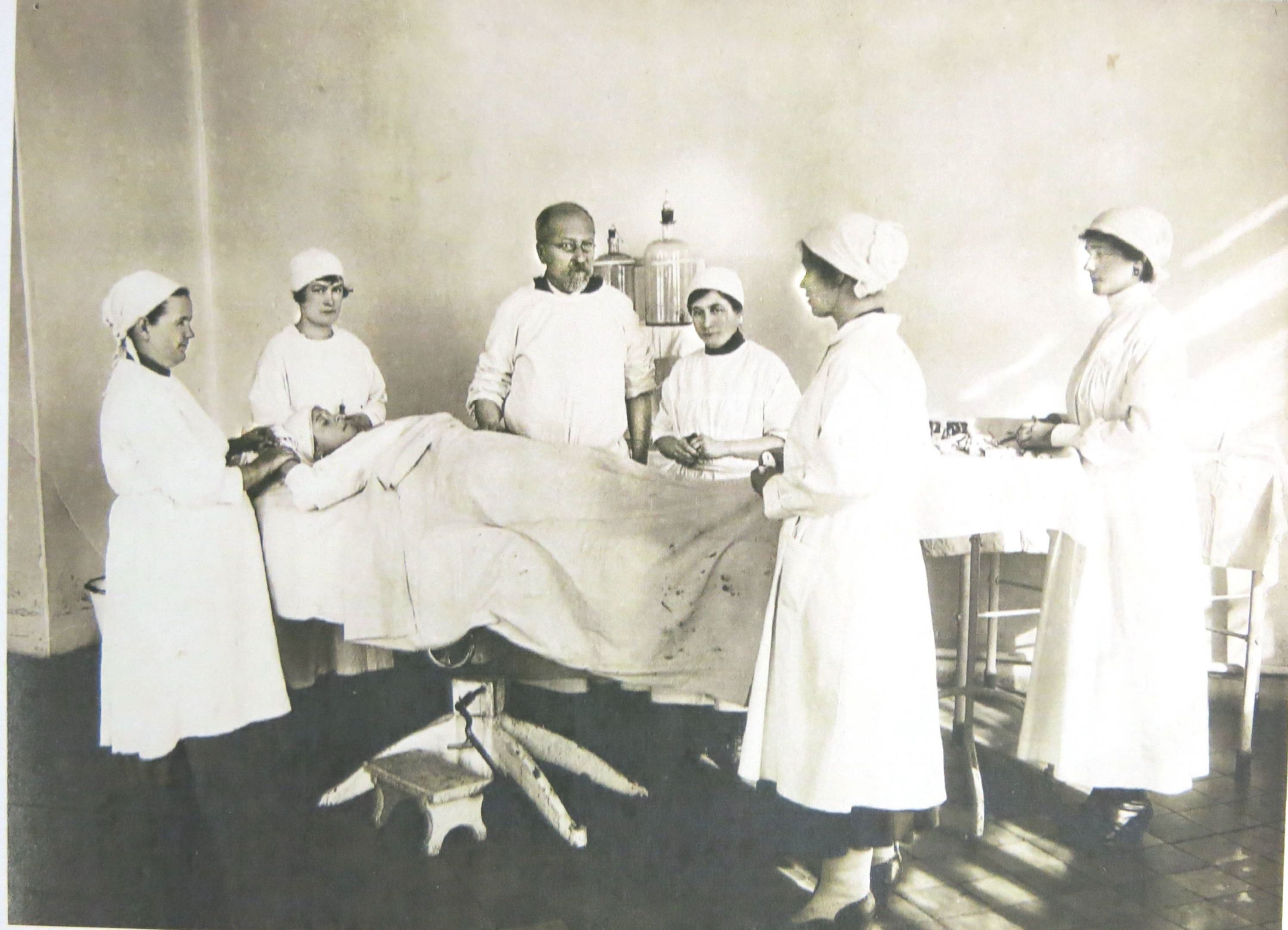 1923-25 г г. В операционной «Красной» больницы (постановочная)