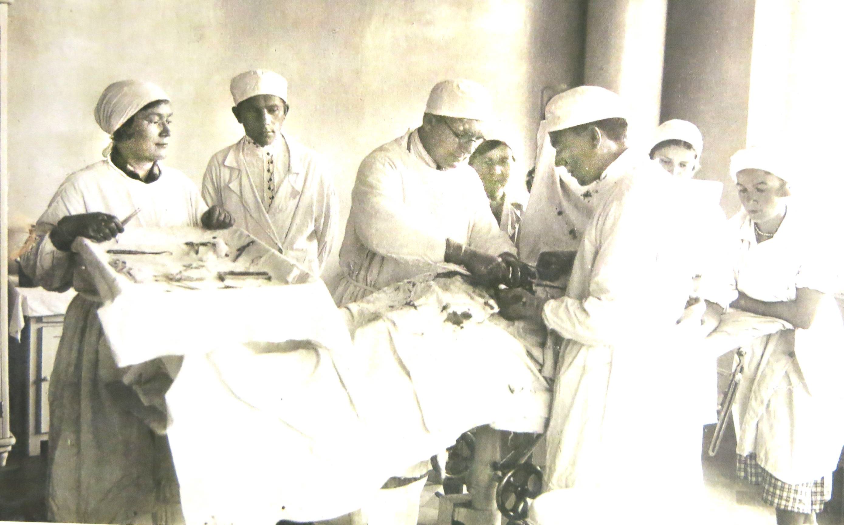 Фото 1920- гг.Хирург Порфирий Кузьмин на операции. 