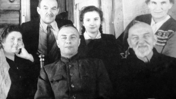 Слева направо. О. П. Белякова (жена), М.Н. Рождественский (муж сестры), А. В. Беляков, И. А. Белякова (дочь), В. Г. Беляков (отец), Т. В. Белякова (сестра). 27 января 1952 г.