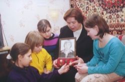 Мама Александра Доронина со школьниками 82 школы
