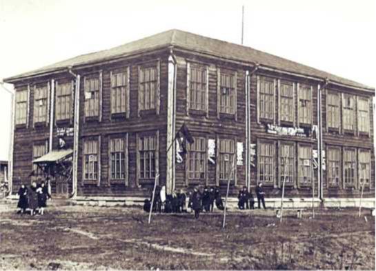 Здание школы в советское время.