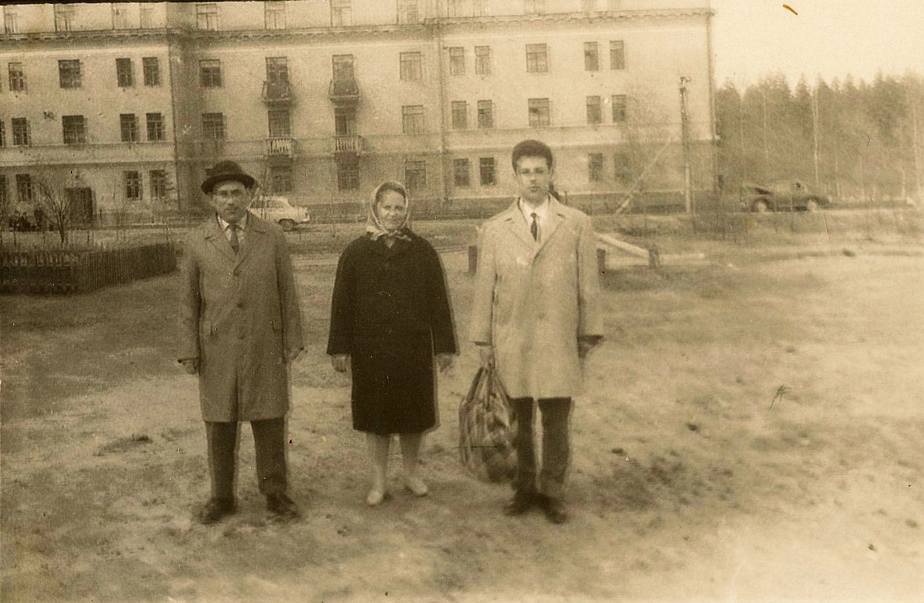 3  Родители провожают на работу 02.05.1966г.Ногинск. Полигон ул. Чапаева