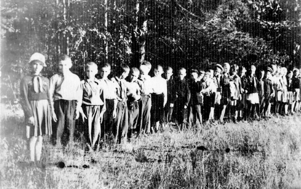 Пионерский отряд в лагере в деревне Дальняя. 1957 год.