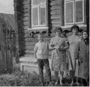 Анохина (Волкова) А.П. – вторая справа, с мамой Прасковьей Петровной, сестрой Елизаветой и племянником Юрием