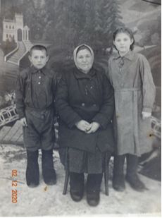 Анохина З.Д. с дочерью Лидой и сыном Виктором