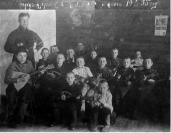 Во втором ряду первый слева (рядом с руководителем Струнного кружка) - Афонюхин Д.И., 1935 г.