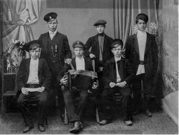 Горбачев Ф.С. (стоит слева) ок. 1920 г.