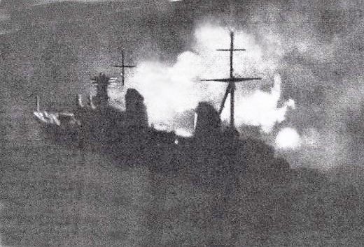 Крейсер «Максим Горький» ведёт огонь по противнику. Снимок сделан с немецкого самолёта-разведчика. 21.09.1941 г.
