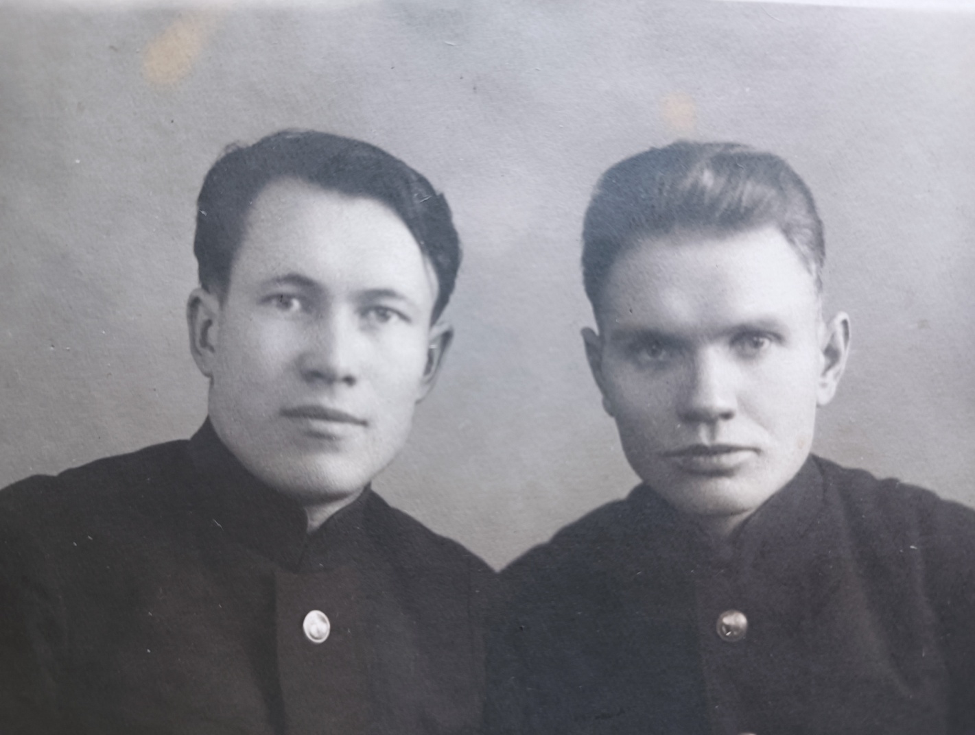 А.П. Вялков (справа) с другом Николаем. г. Ленинград 31.03.1940 г.
