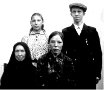 Замешаев П.М. с женой, мамой жены и дочерью