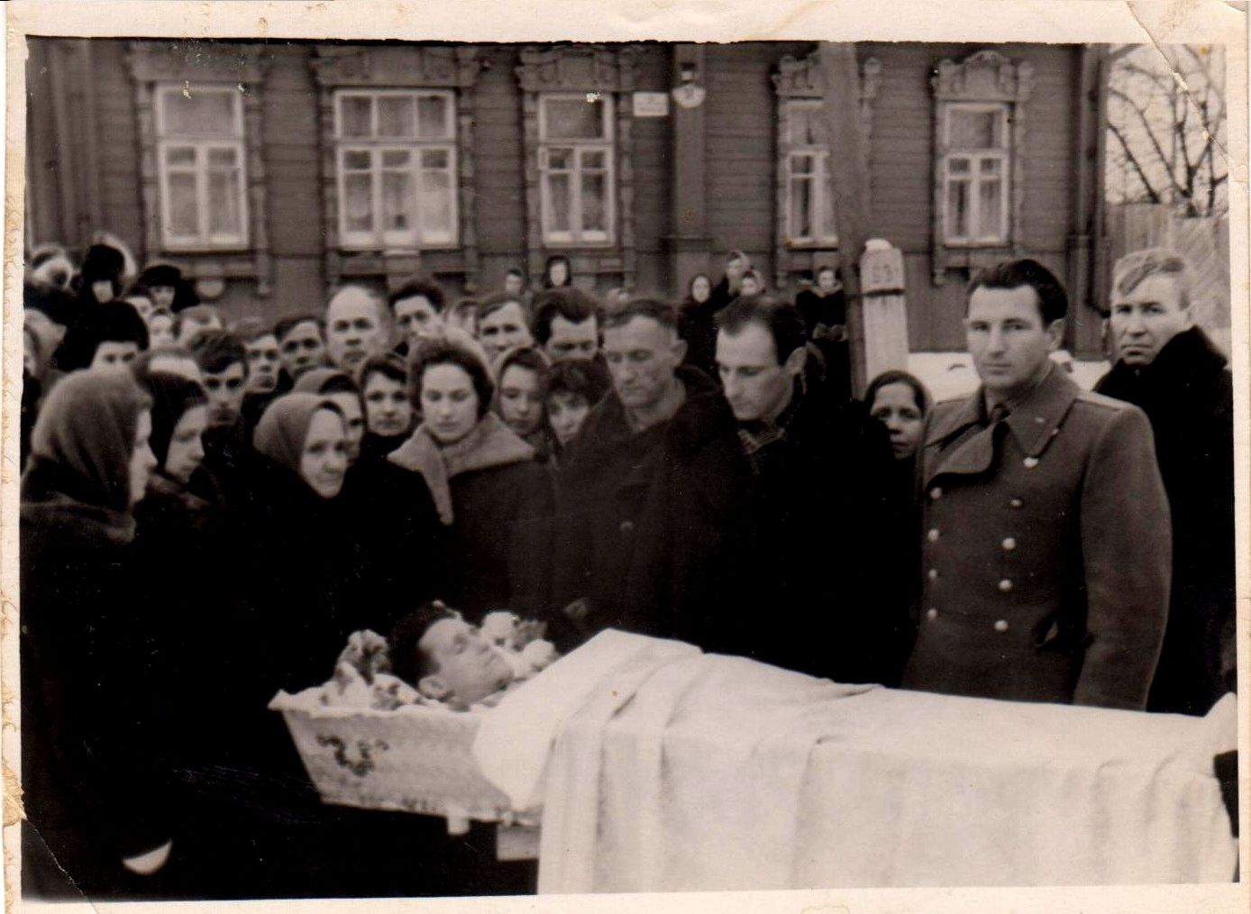 Похороны Аркадия 1963г. Второй справа Виталий, третий &ndash; Геннадий