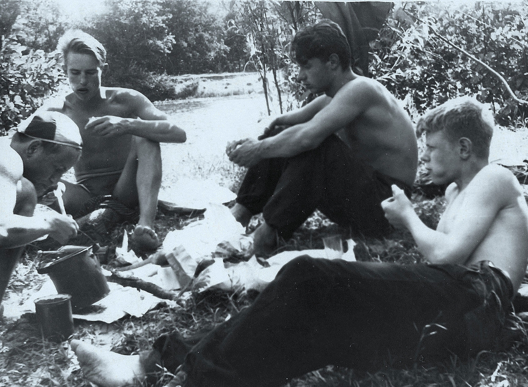 Первые студенческие каникулы (слева направо В. Бобров, Н. Вельтищев, В.Аминов, Г.Каретников), р. Клязьма, 1956 г.