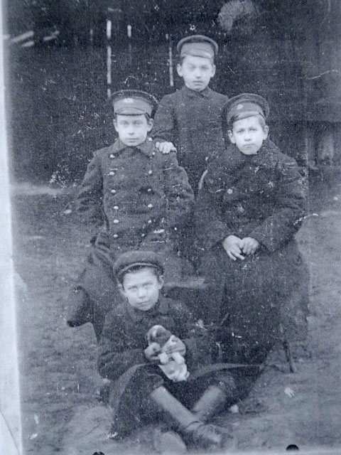 Александр Перегудов (сидит слева) во время учебы в Богородске