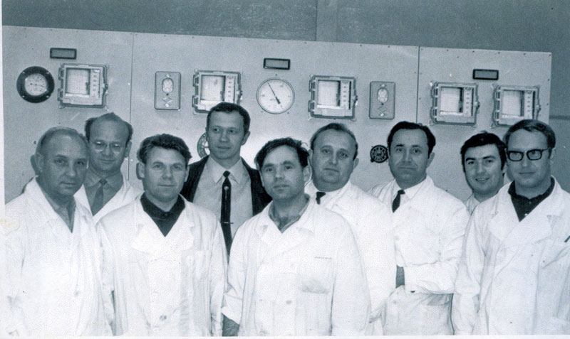 Декабрь 1970 г. На фото сотрудники ОЗКБКО (ныне – ОАО «КАМПО») у биостенда. Николай Павлович Закокин – слесарь-сборщик сборочного цеха (первый слева).