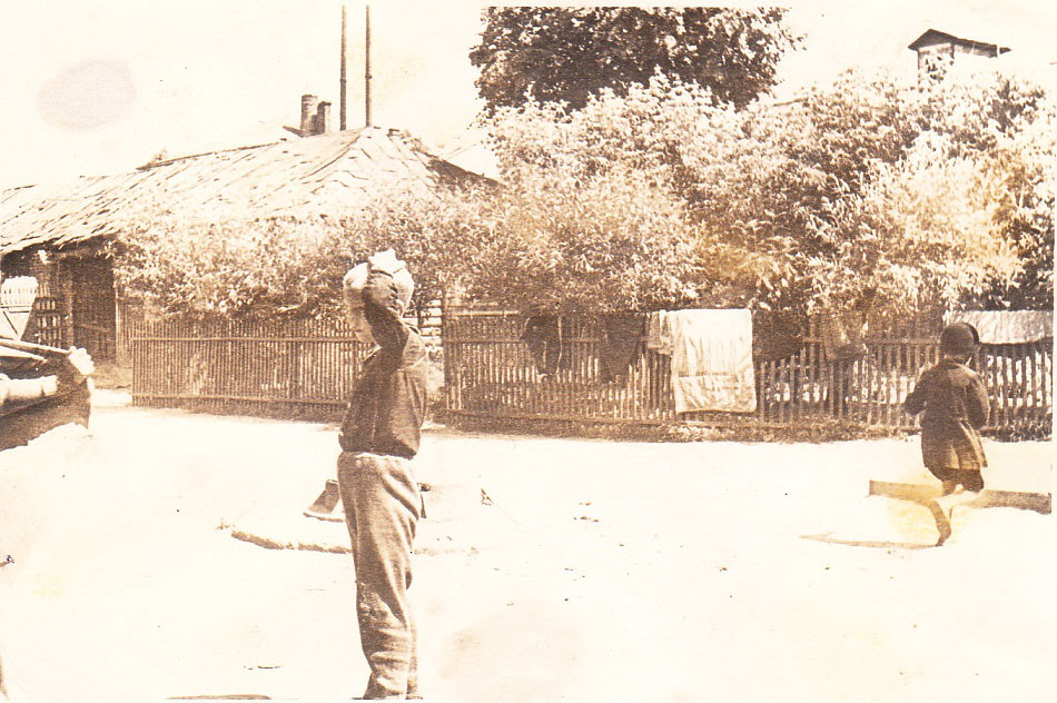 1960 г. 8-летний Ю. Волков во дворе родного дома № 74 по ул. Володарского, где он родился. За сараями вдали виднеются две трубы. Это бывшая колбасная фабрика, вход был со стороны ул. Кузнецкой.