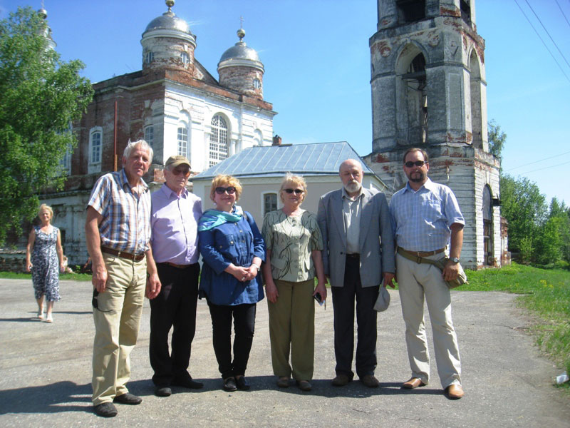 Кавалеры у храма