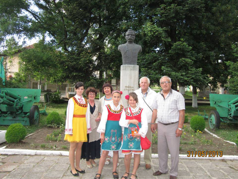 У памятника с мэром села