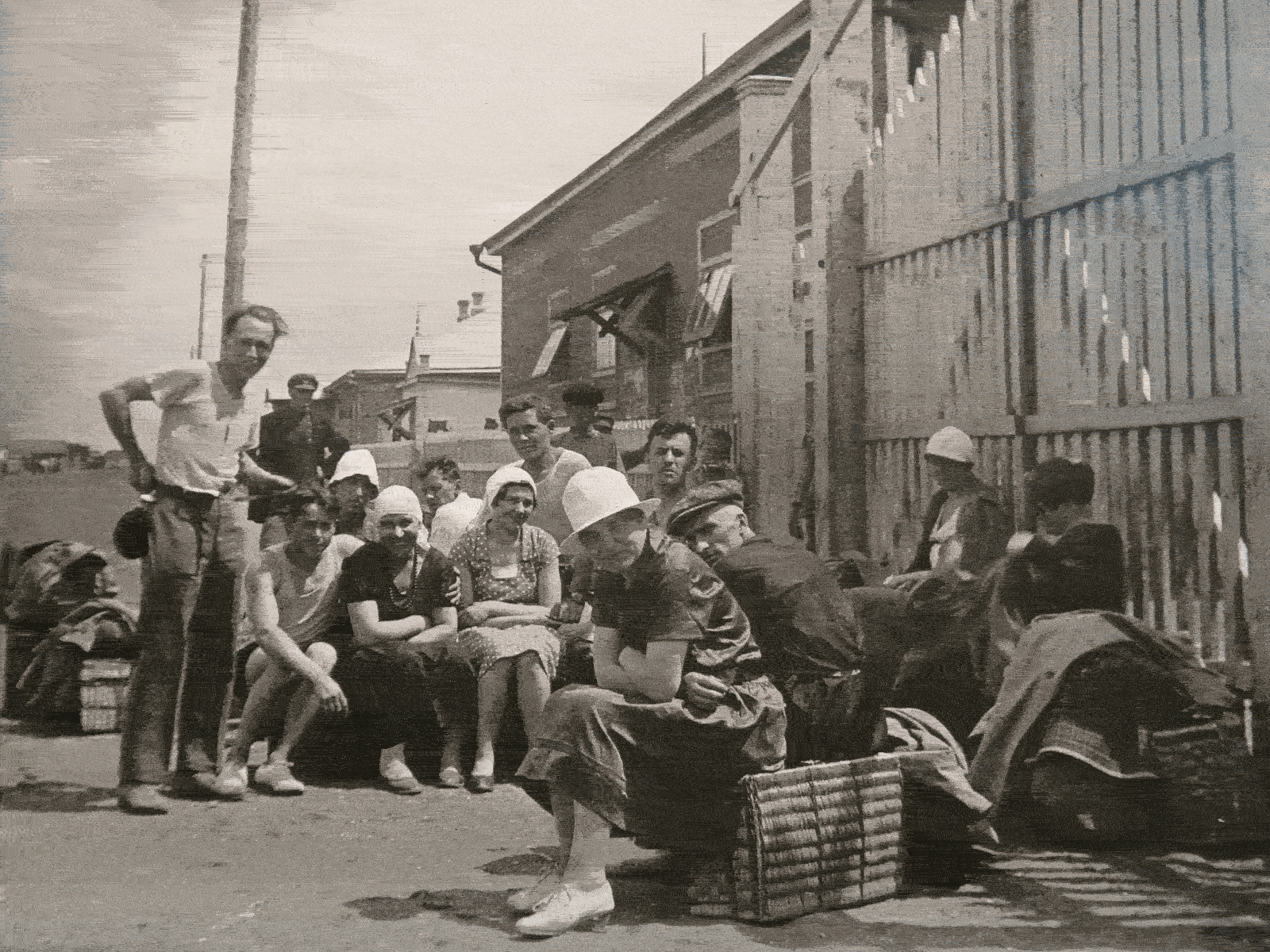 В ожидании транспорта. 1930-е