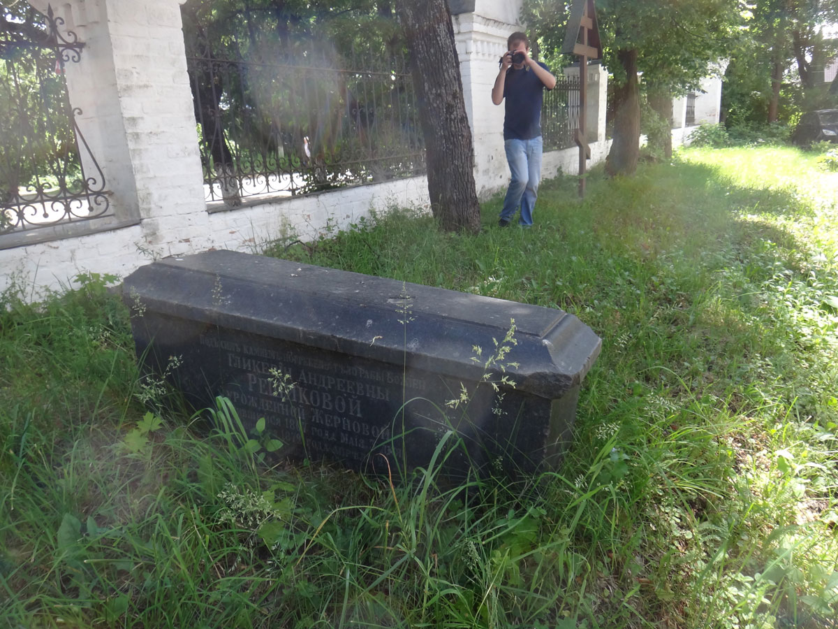 Единственное старое надгробие, сохранившееся возле церкви св. Иоанна Предтечи