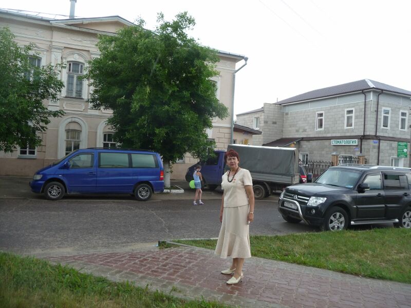 Маргарита Ивановна Маркова на фоне Дома Широкова 