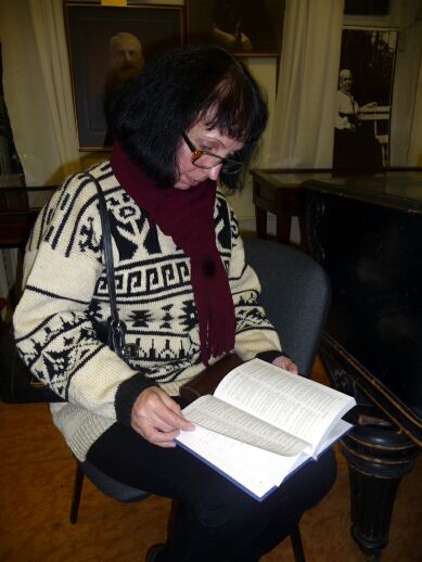 Специалист по архивному делу Лидия Александровна Рыбина знакомится со списком источников представляемой книги
