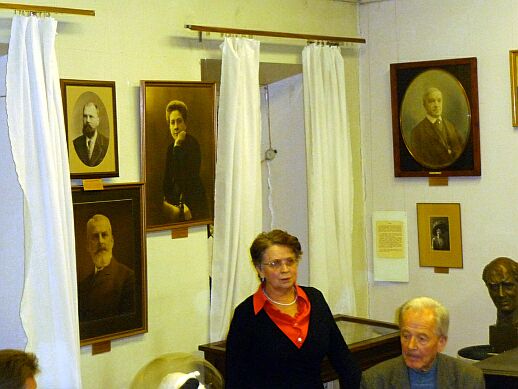 Наталья Александровна Добрынина на фоне портретов своих предков Четвериковых. 