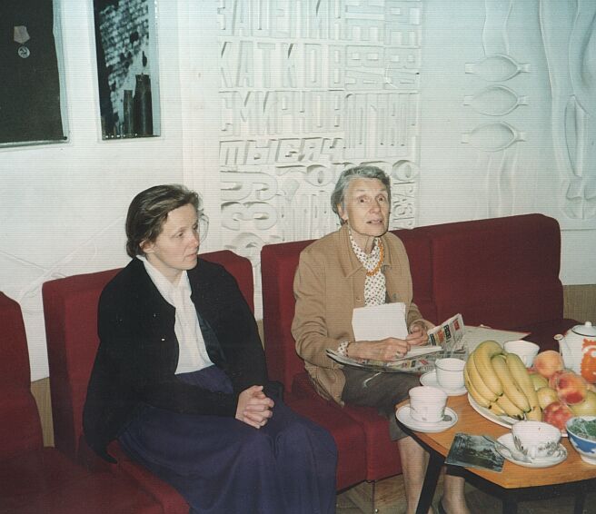 Первый приезд внучки о. К.А. Голубева - Галины Константиновны в Ногинск в 1995 году (на фотографии - справа, слева - И.И. Ковалёва) 