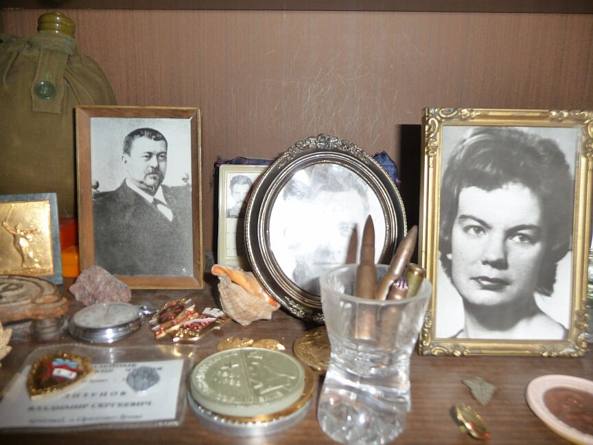 На фотографии слева - верная супруга Владимира Сергеевича - Римма. 