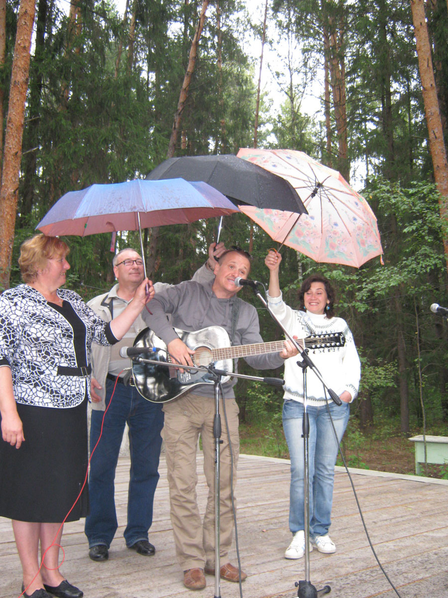 Выступление барда ореховозуевца Владимира Кузина во время дождя