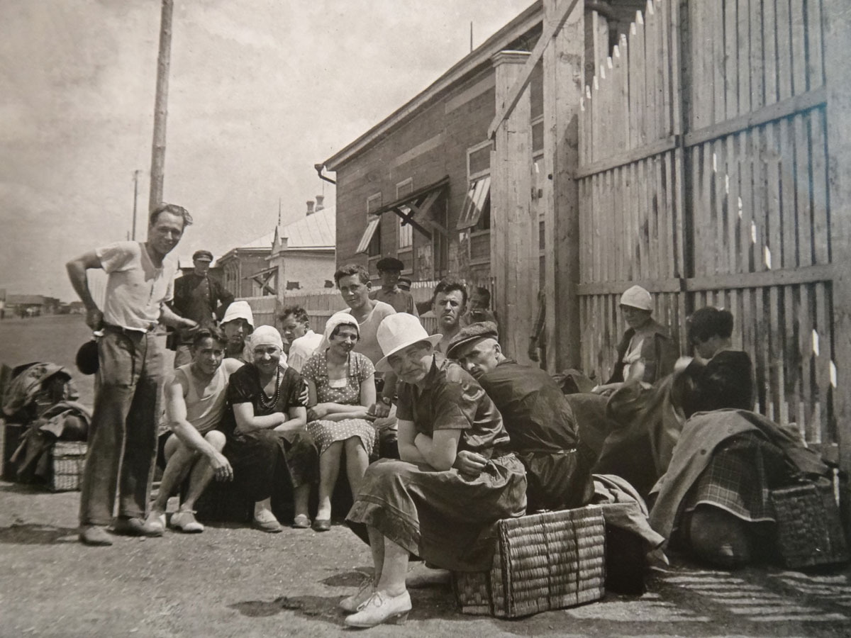 В ожидании транспорта. 1930-е годы. Из неизвестного архива. Из собрания М. В. Золотарева