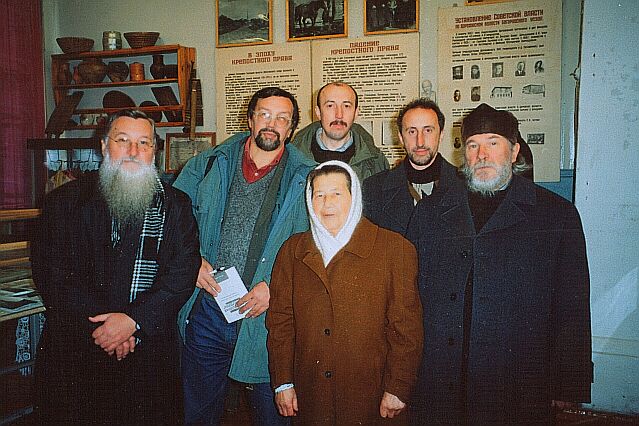 Протоиерей Леонтий Пименов (справа) с краеведами